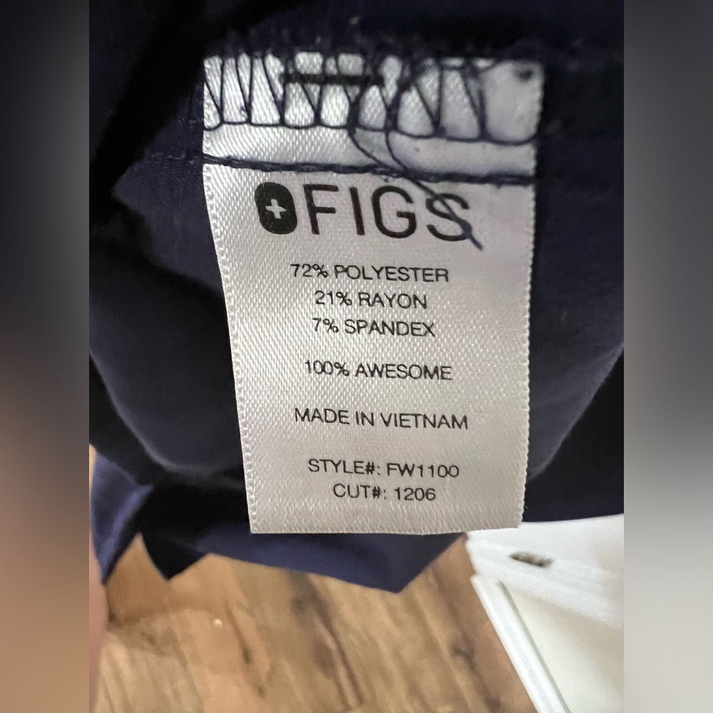 Figs Casma Three-Pocket Scrub Top™ - Picture 6 of 6